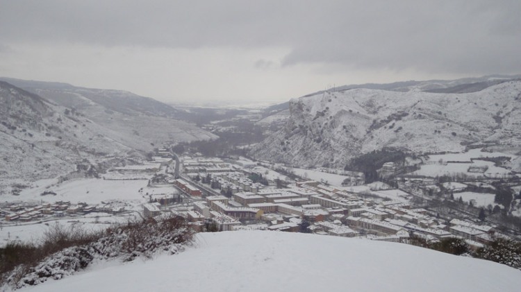 El pueblo de Ezcaray cubierto por un espeso manto de nieve